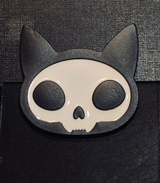 AAA BLACK AND WHITE CAT SKULL PIN