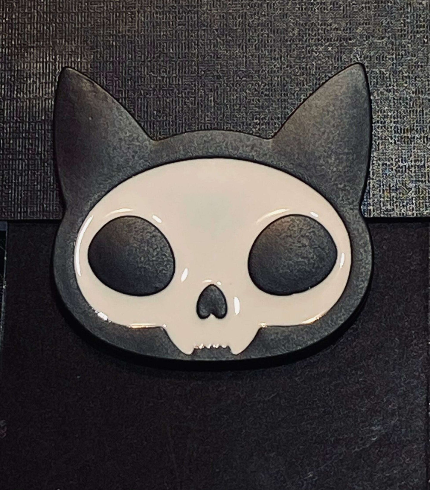 AAA BLACK AND WHITE CAT SKULL PIN - COLO