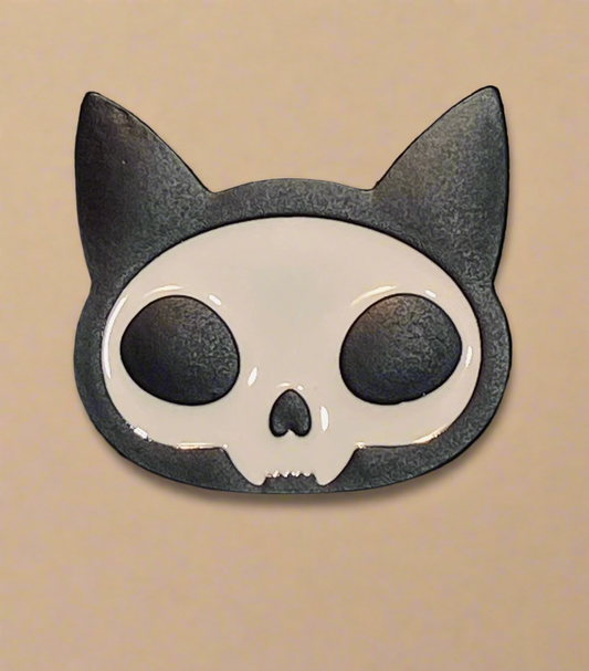 AAA BLACK AND WHITE CAT SKULL PIN