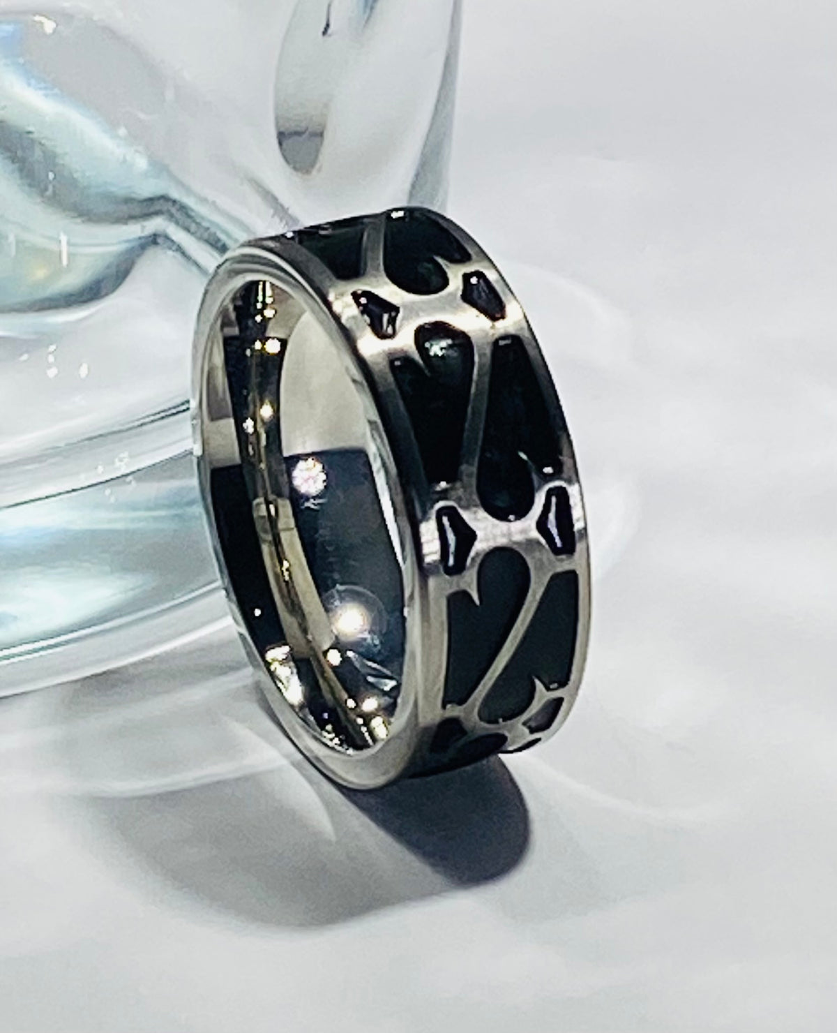 Madison Collections Stainless Steel Wedding Band with Black Inlay & Silver Gothic Filigree Pattern