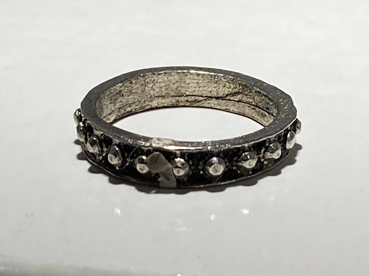 STAINLESS STEEL ANTIQUE BEADED BAND RING