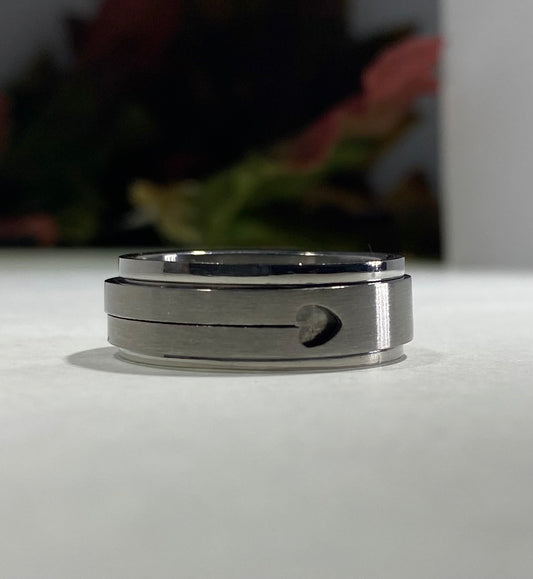 Madison Collections Movable Heart Center Motion Spinner Ring