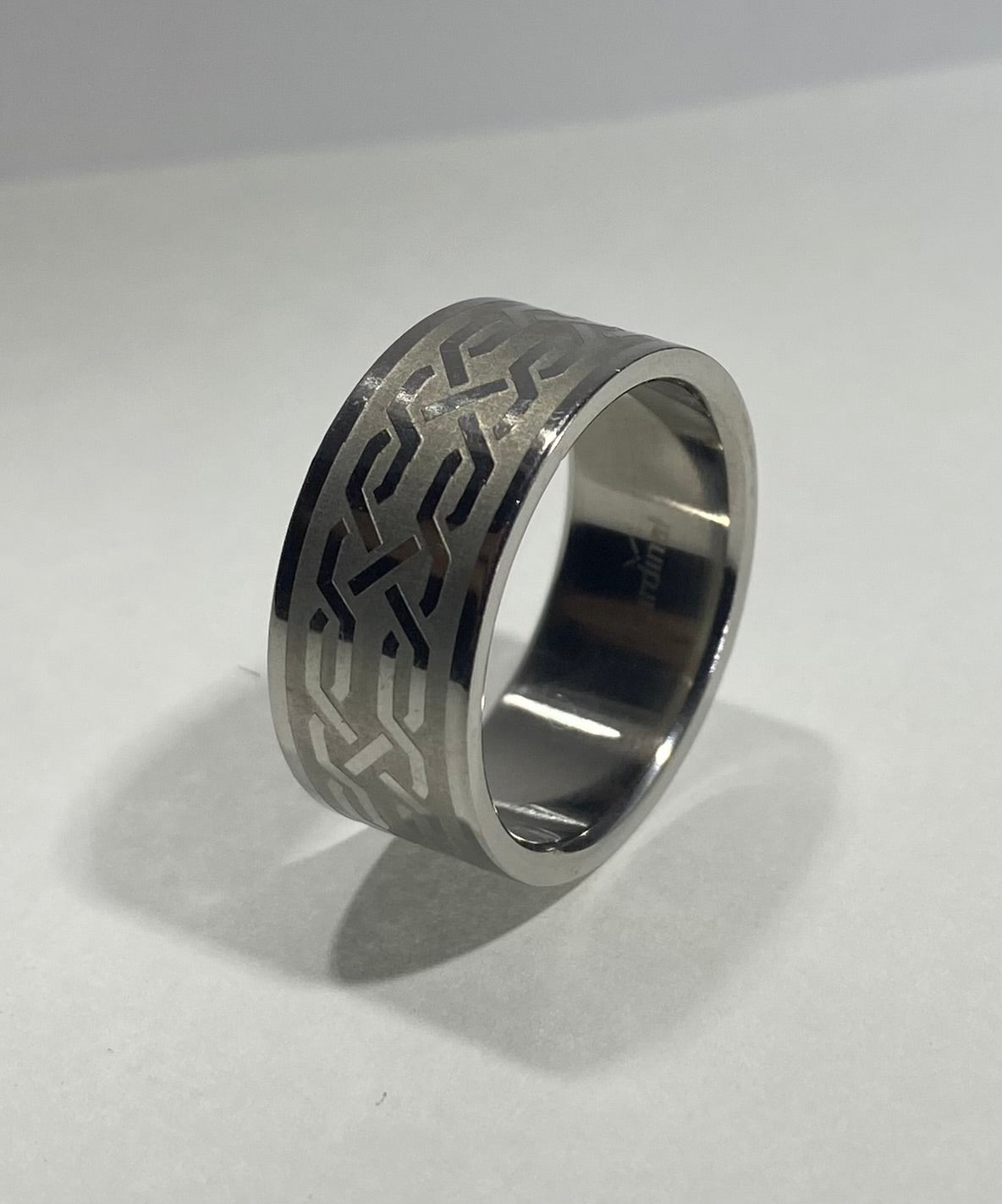 Madison Collections Interlocking Lattice Tribal Silver Band Ring