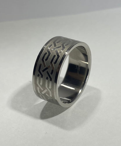 Madison Collections Interlocking Lattice Tribal Silver Band Ring