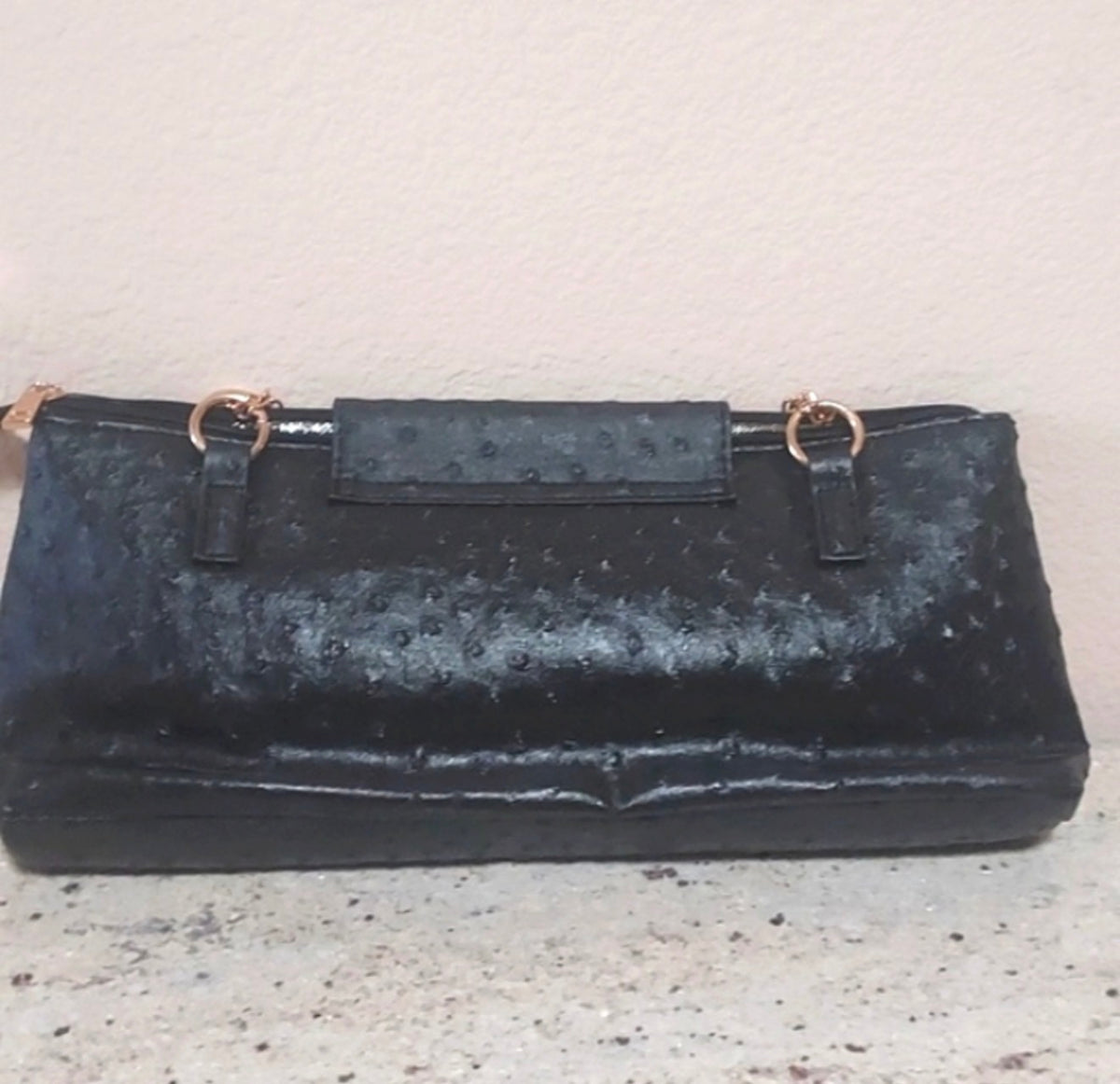 Roberta Amee Insulated Ostrich-Texture Wine & Soda Purse Crossbody Bag with Gold-Tone Chain (Black)