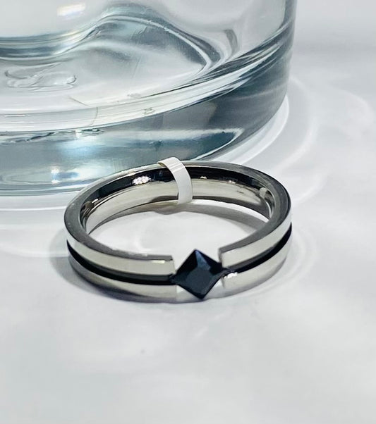 Madison Collections Stainless Steel Wedding Band with Diamond-Shaped Black Stone Center Accent (Size 8)