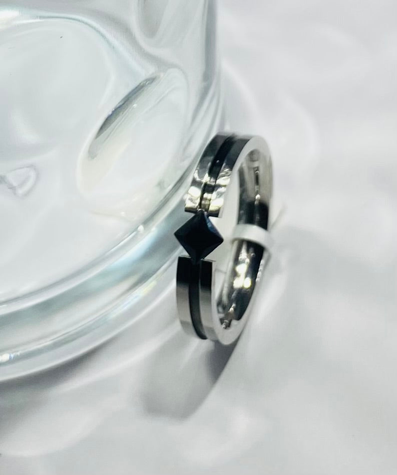 Madison Collections Stainless Steel Wedding Band with Diamond-Shaped Black Stone Center Accent (Size 8)